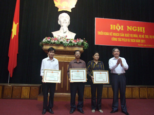 Đồng chí Bùi Ngọc Đảm, Phó Chủ tịch Thường trực UBND tỉnh trao bằng khen của Bộ NN&PTNT cho các đơn vị, cá nhân có thành tích xuất sắc trong công tác PCLB của tỉnh.

